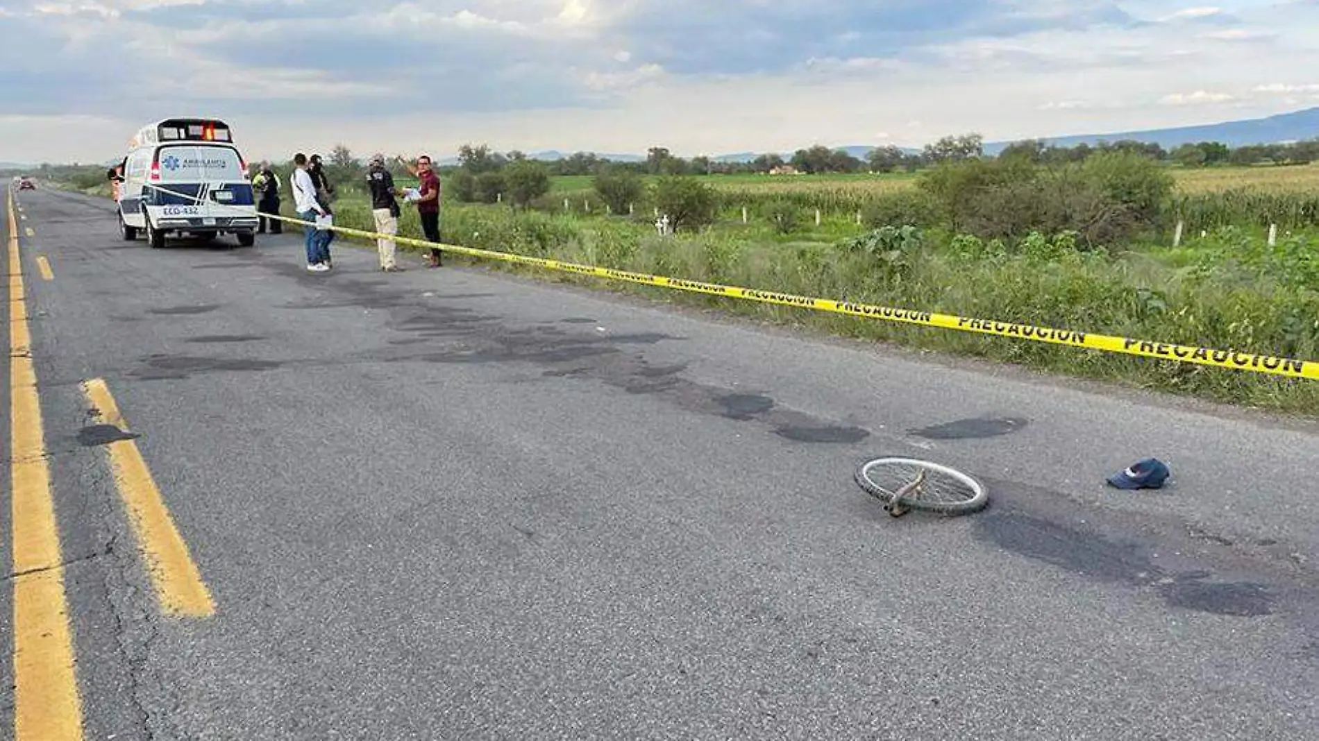 llanta de bicicleta sobre carretera